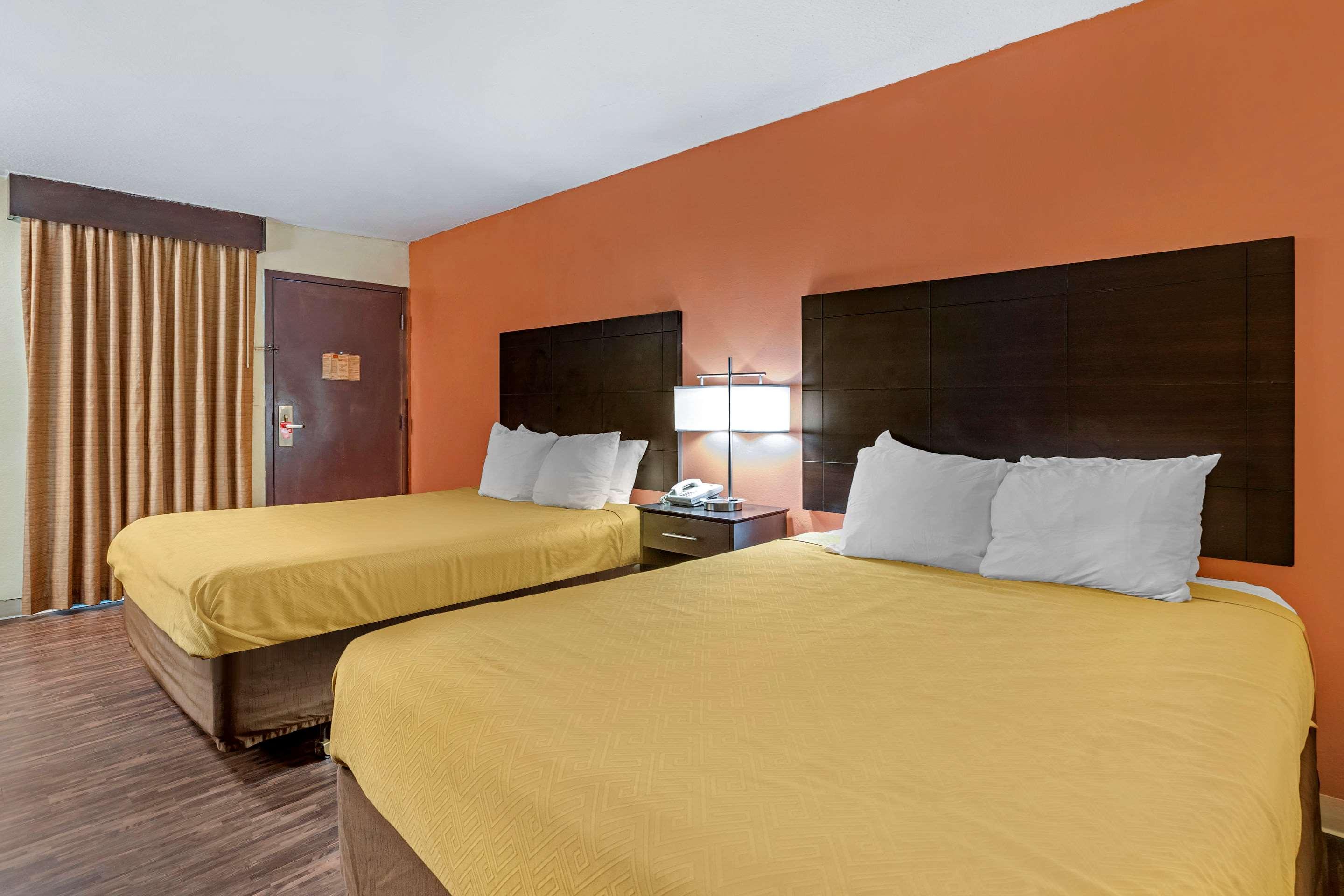 Econo Lodge Urbandale-Northwest Des Moines 8/18