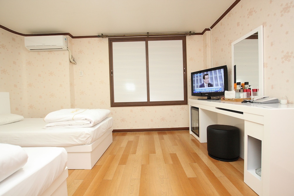 Valentine Hotel 22/47
