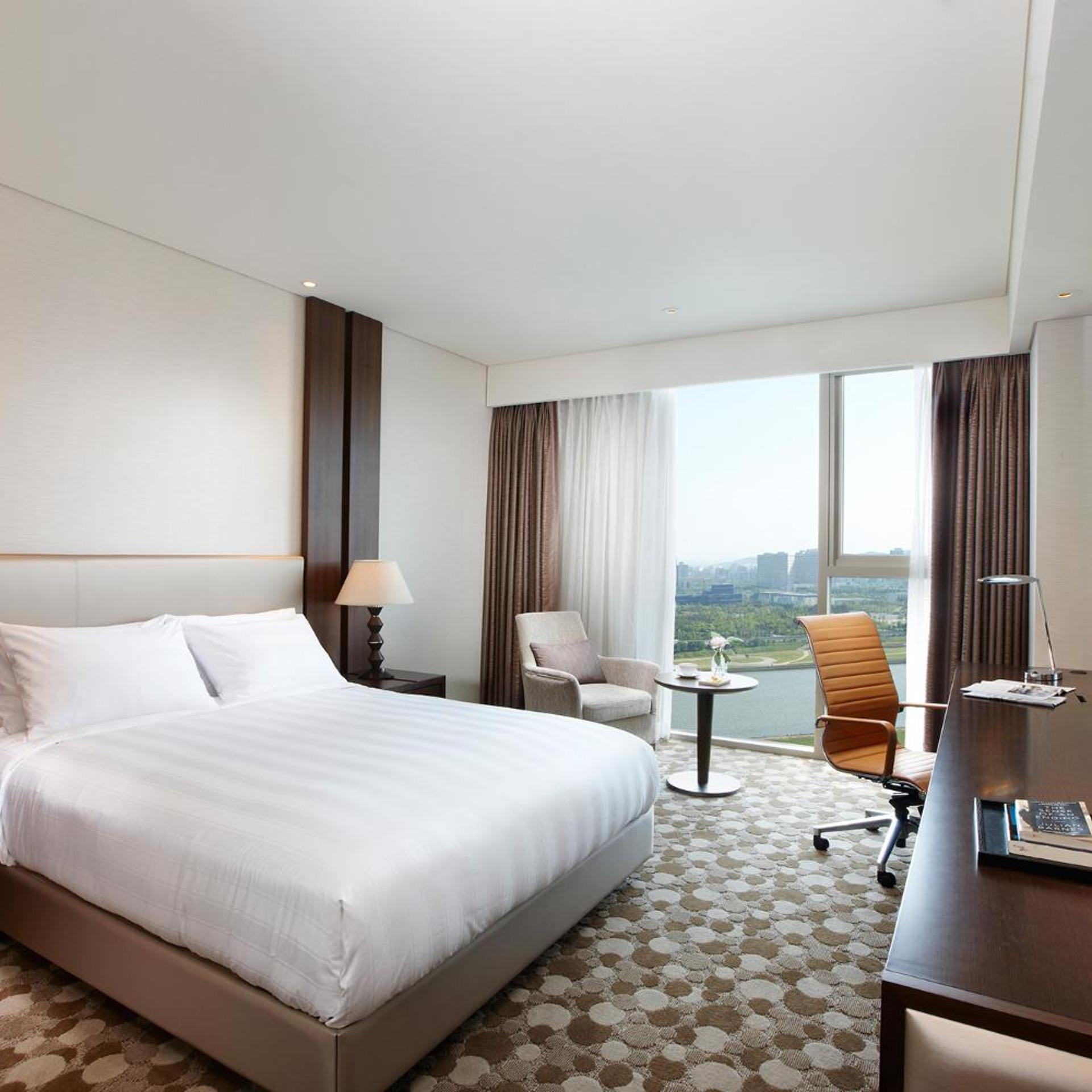 Hollywood, Superior, Double Bed, City View, High Floor