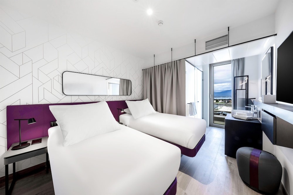 YOTEL Geneva Lake, Select by Hilton 25/59