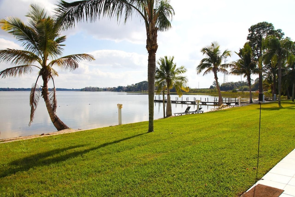 Lake Grassy Inn & Suites 4/38