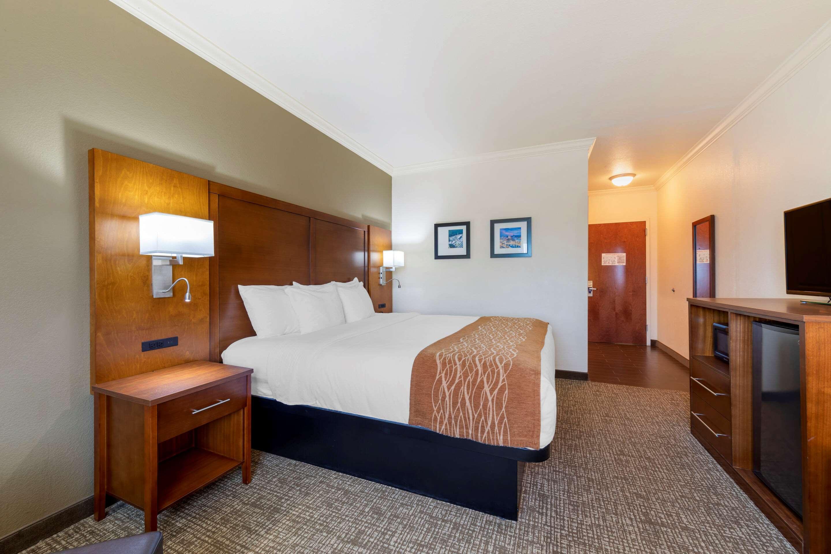 ROOM, KING BED