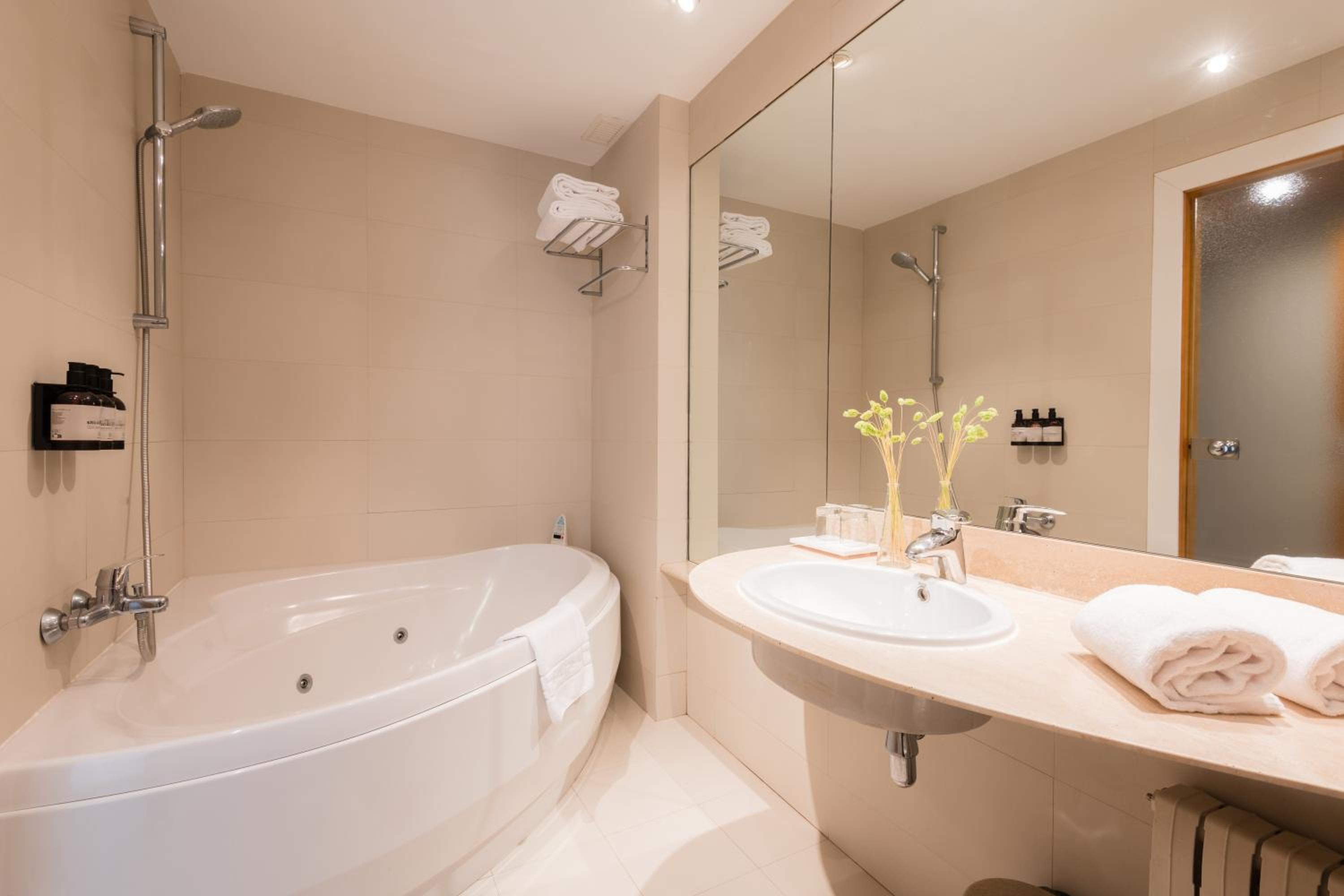 جناح جونيور، Hotel Ciudad de Valladolid 8/10