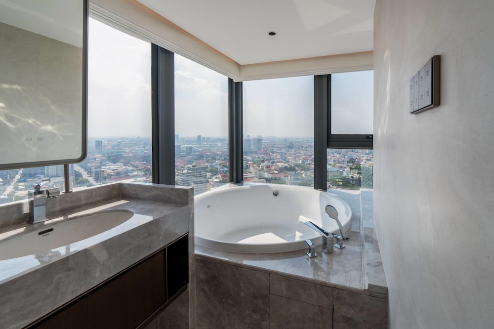 Howard Johnson By Wyndham Phnom Penh Tk 50/57