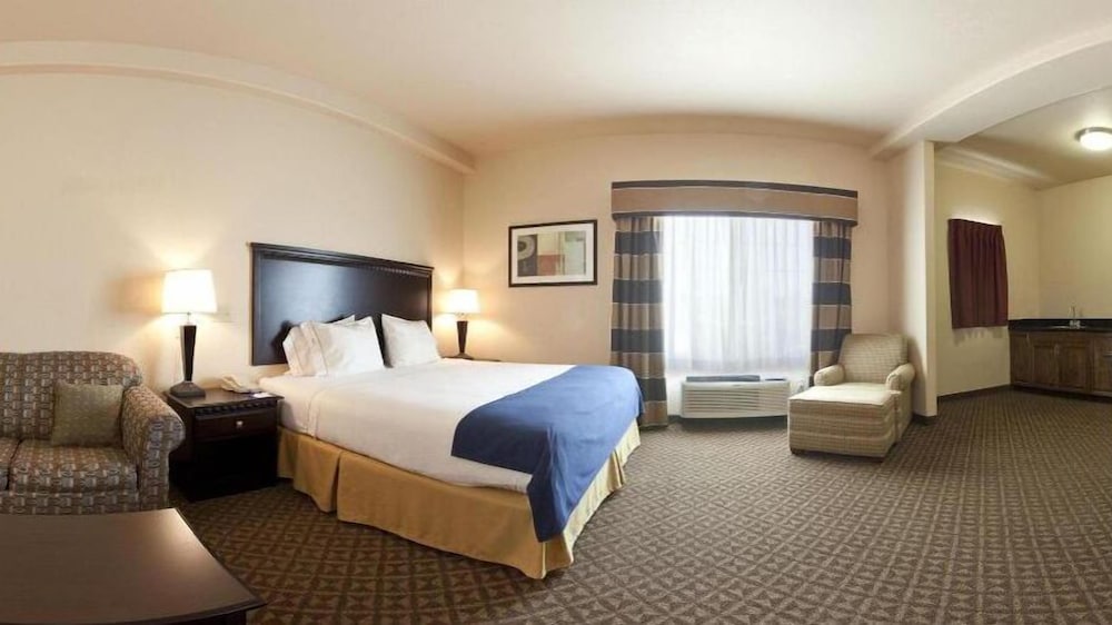 Holiday Inn Express Delano Hwy 99 17/49