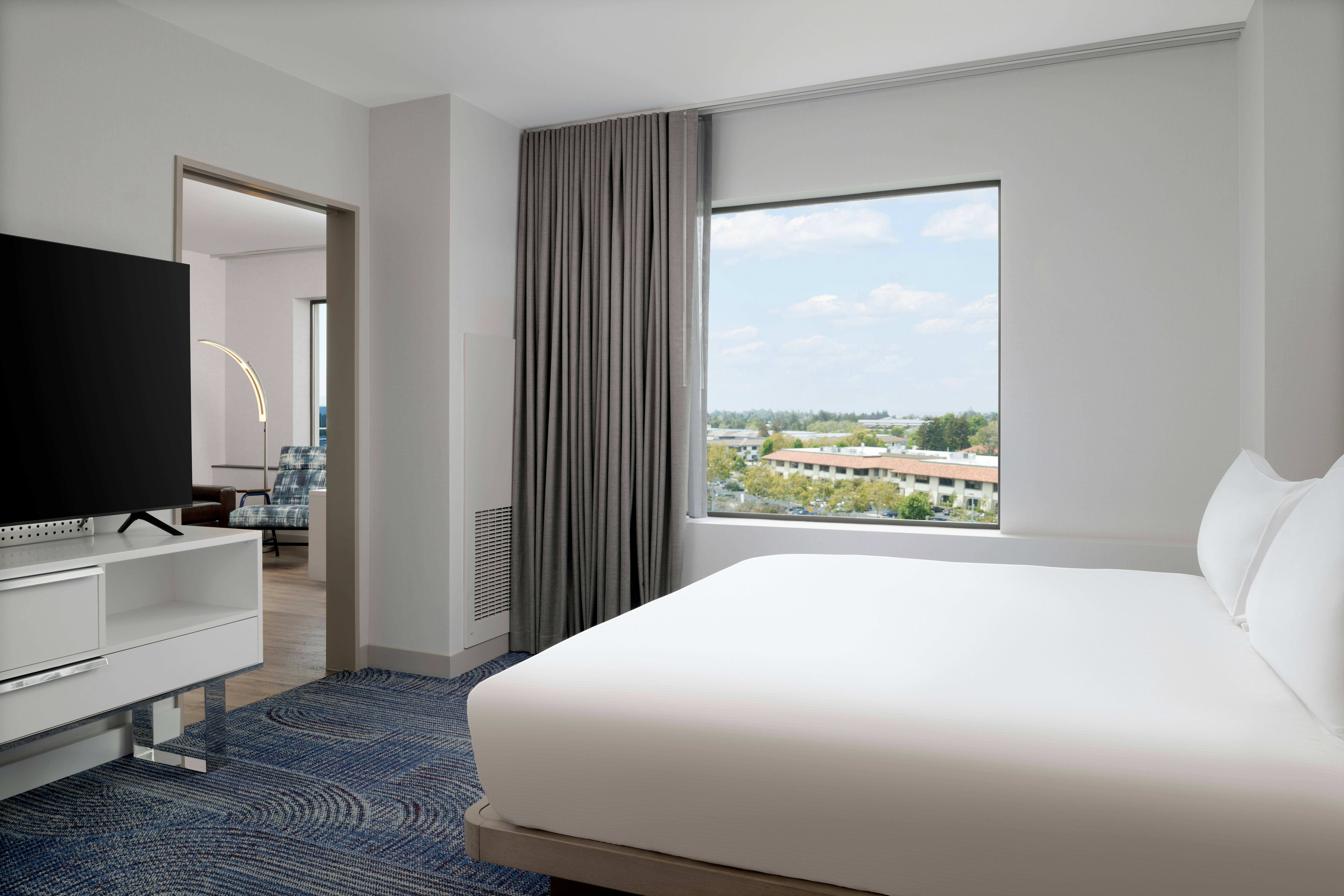 Junior Suite, King Bed, City View