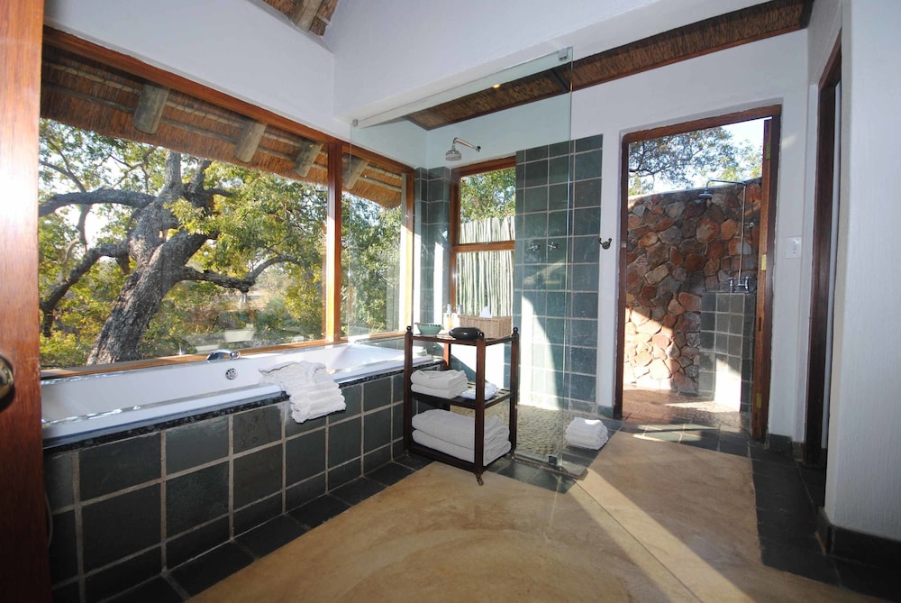 Thornybush Game Lodge 5/62