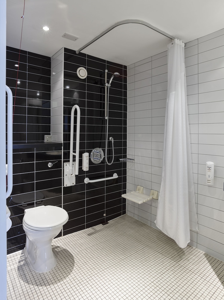Holiday Inn Express Glenrothes 28/70