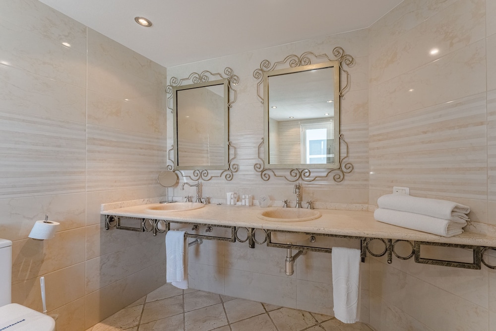 جناح ملكي بسريرين كينج بغرفتي نوم بحوض جاكوزي، Flamingo Suites 9/10