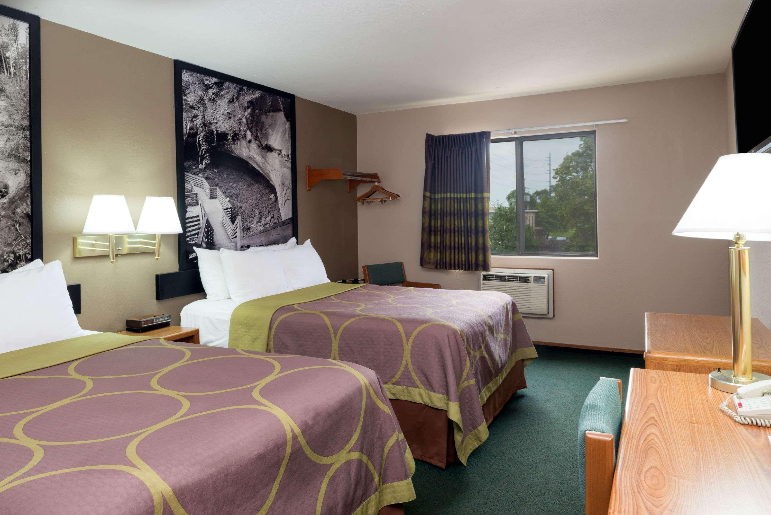 Super 8 by Wyndham Omaha NE 17/28