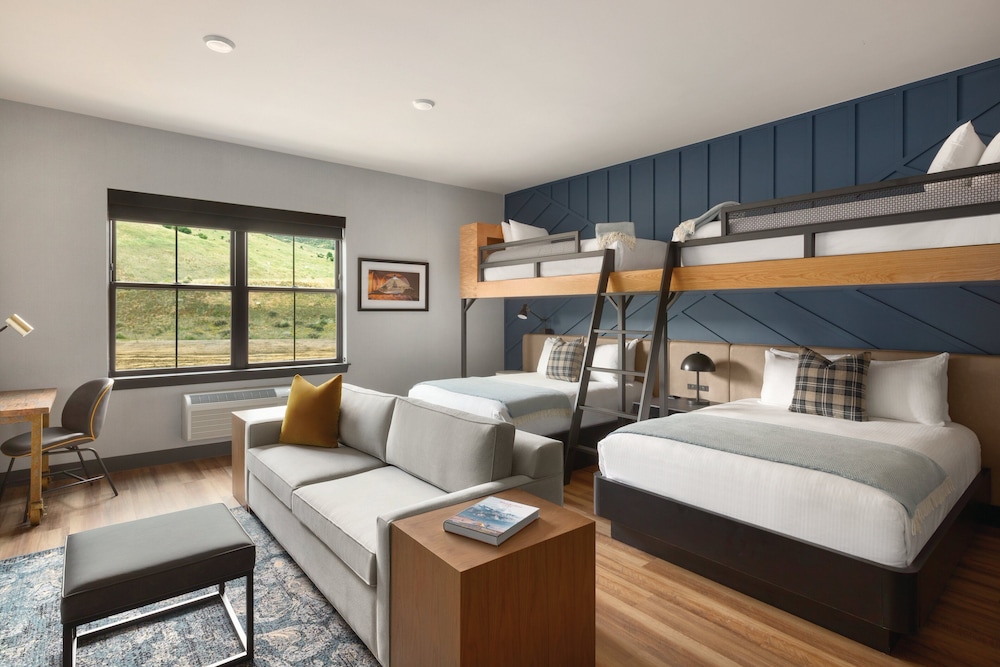 Junior Suite, 2 Queen and Twin Beds, Sofa