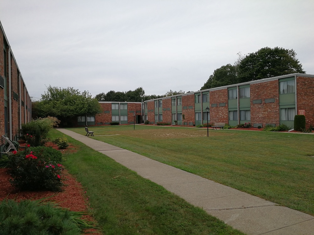 Mystic River Hotel & Suites 38/50