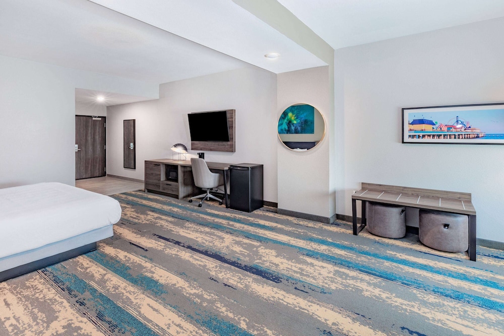 La Quinta Inn and Suites by Wyndham Galveston North at I-45 9/28