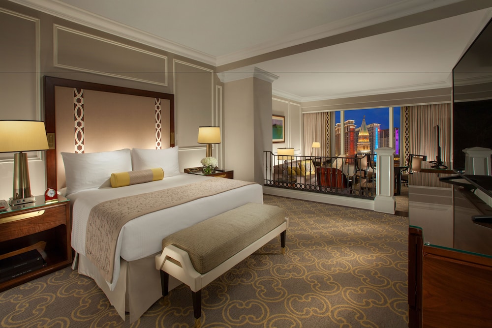ROYAL, DELUXE, SUITE