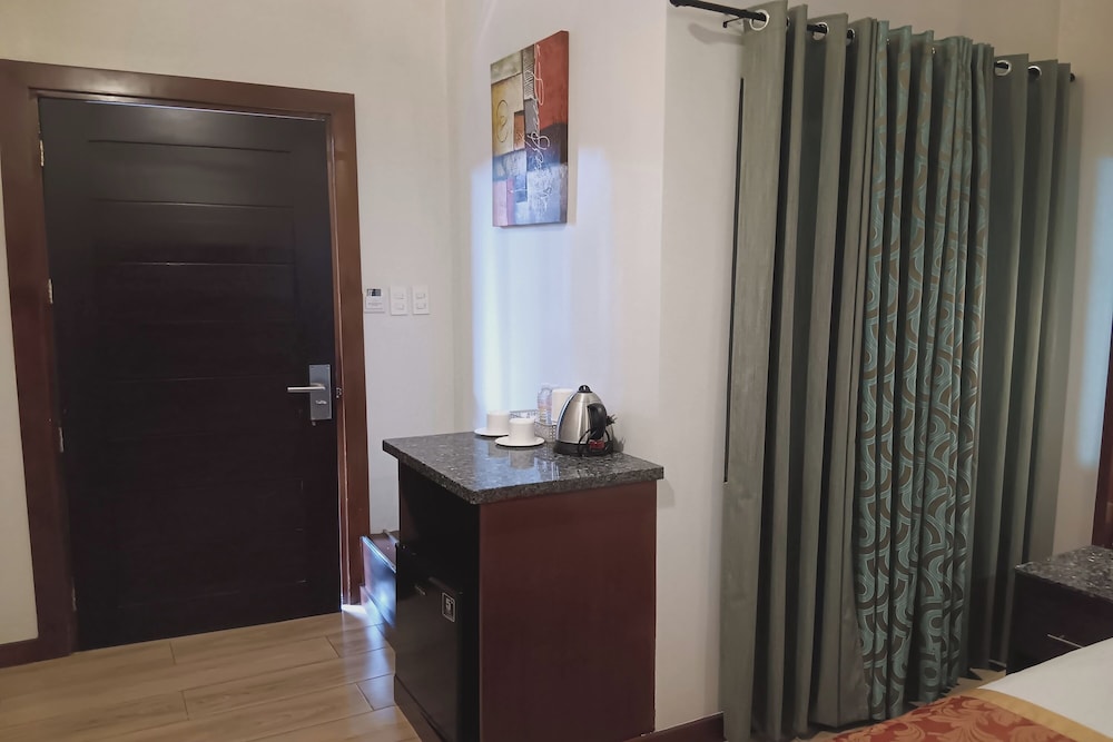 Jo Carter's Hotel & Suites 12/60