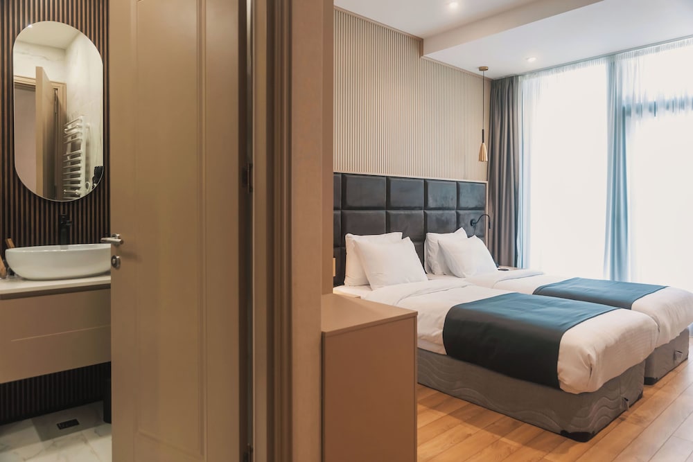 Hotel Monday 33/63