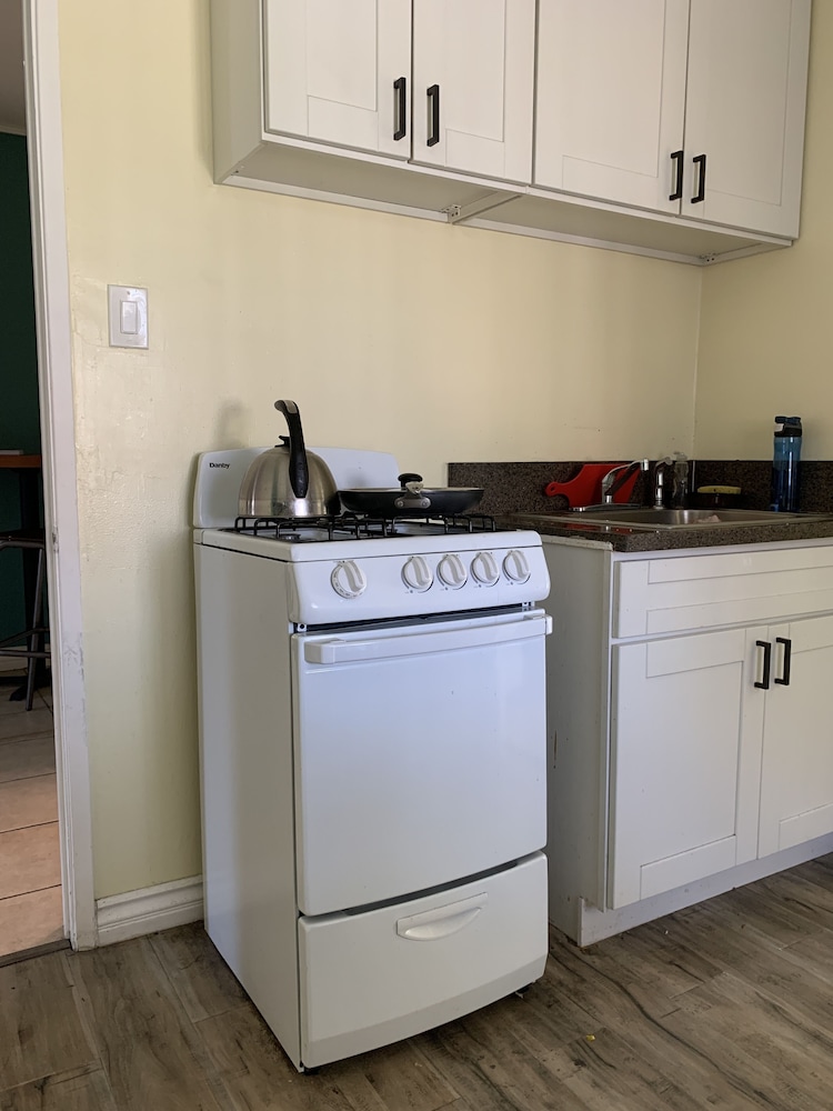 LAX Guest House 2/36