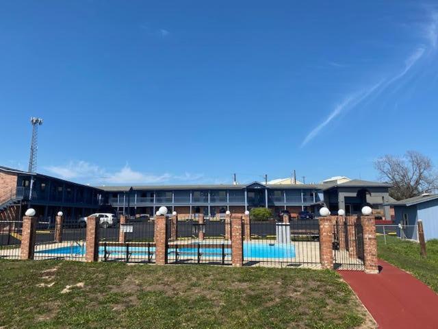 The Country Corner Inn 13/14
