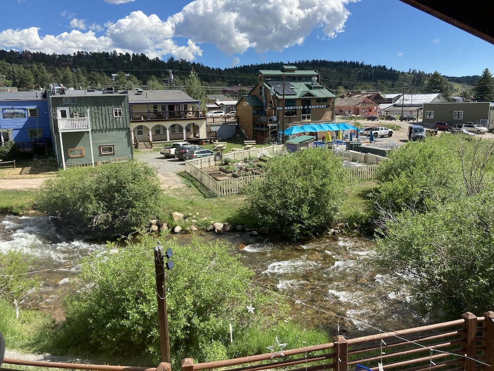 The Boulder Creek Lodge 24/64