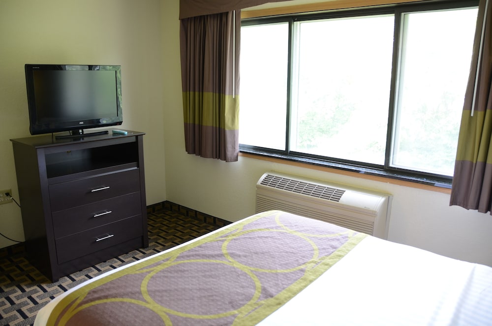 AmericInn By Wyndham West Burlington 34/45