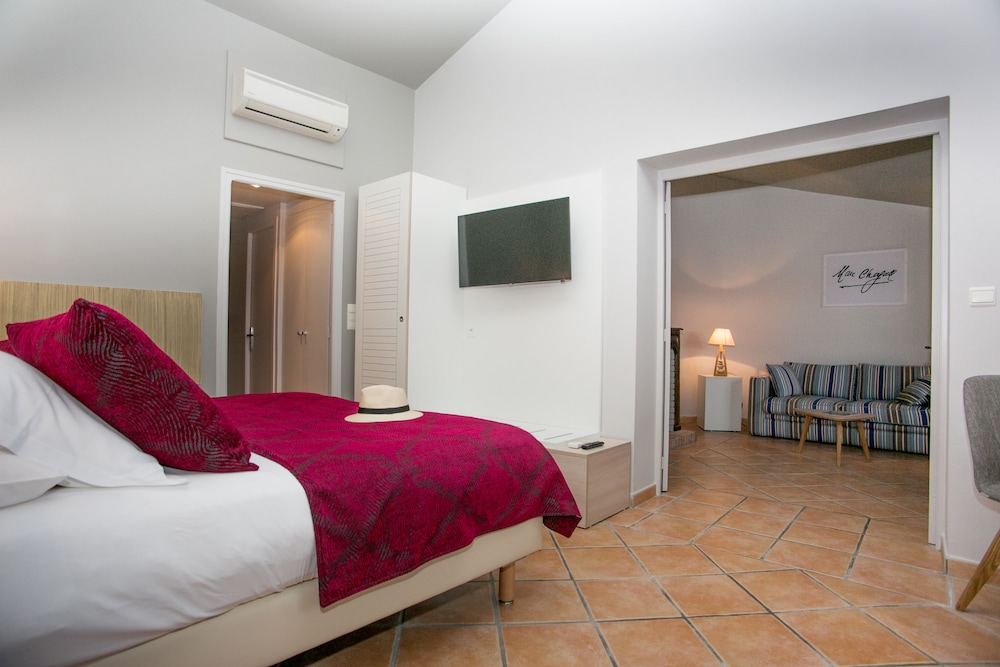 Le Relais Des Trois Mas 8/44