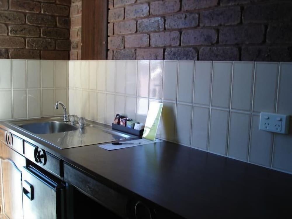 Albury Townhouse Motel 42/46
