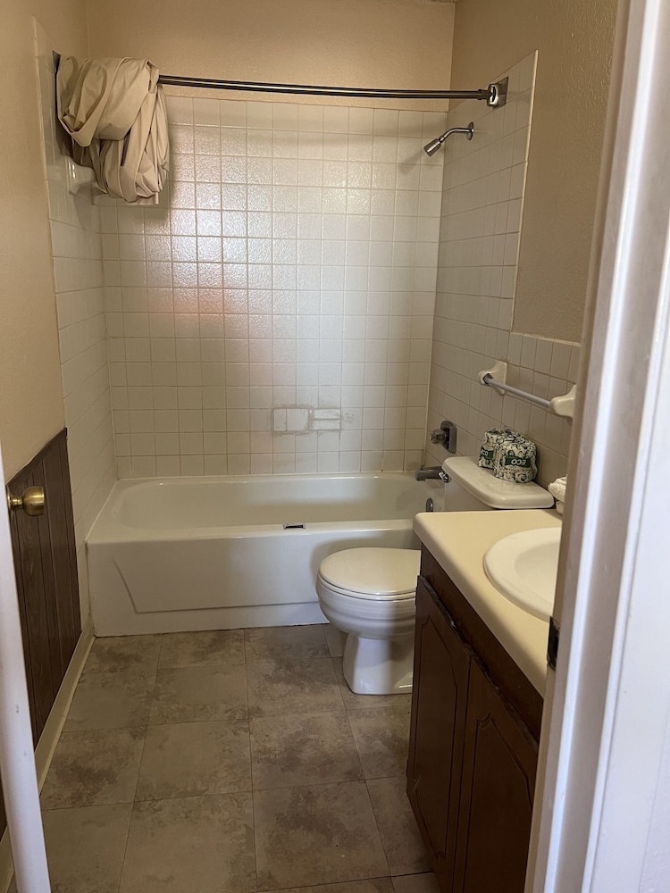 Hallmark Inn and Suites 21/22