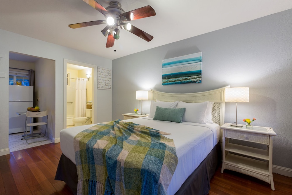 Standard, Queen Bed, Lake Side, Kitchenette, The Lodge At Blue Lakes 3/3