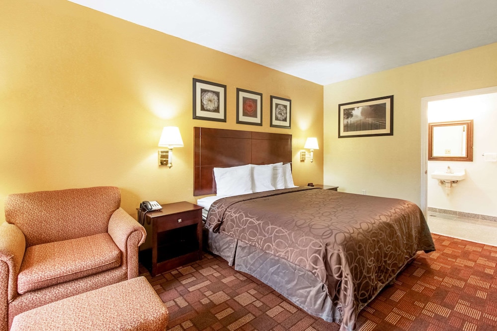 Quality Inn & Suites Dickson TN 22/46
