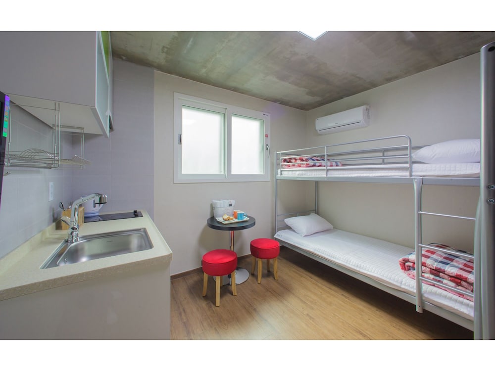 KW Hongdae Line Hostel 34/40