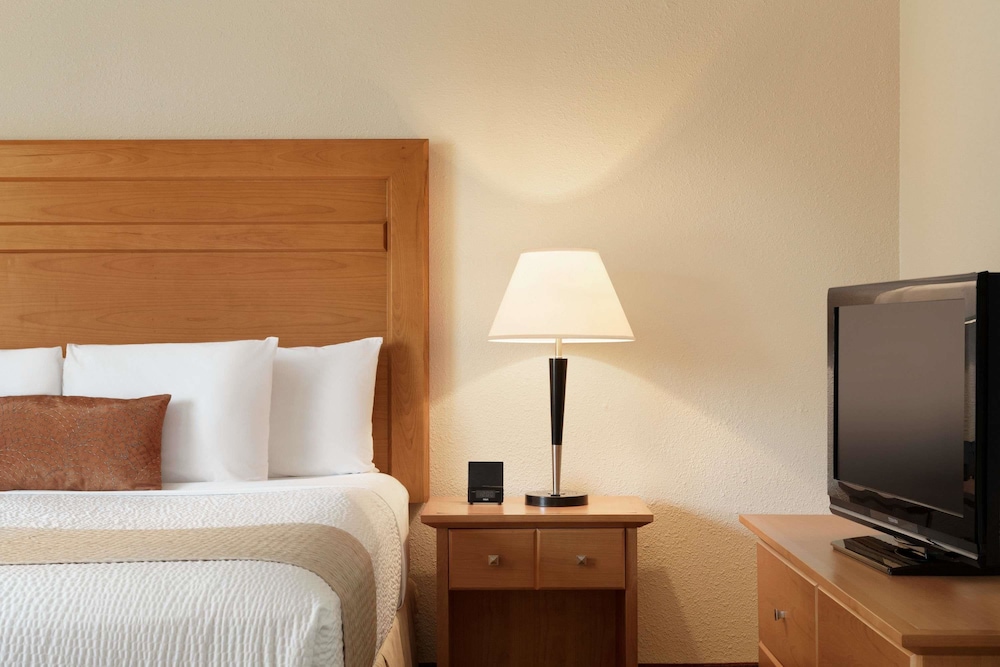 Days Inn by Wyndham Edmonton Downtown 5/38