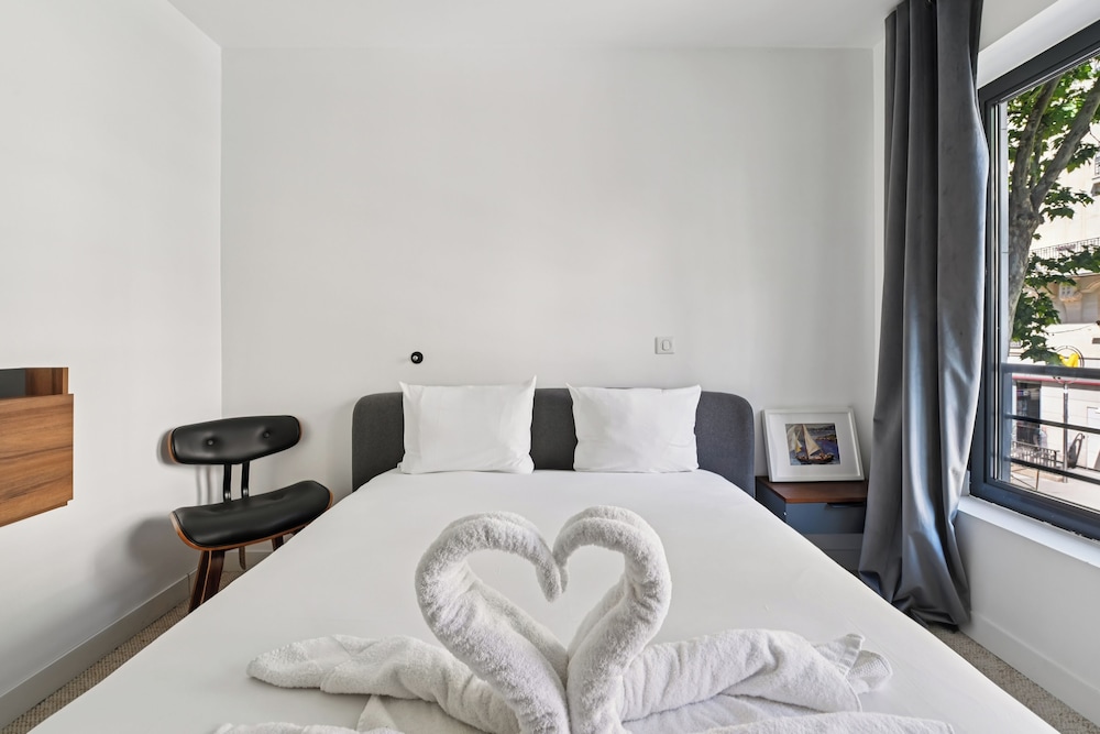 City, Apartment, Double Bed, City Street View, Sofa