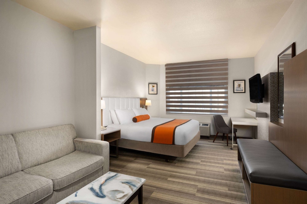 Hotel Marguerite Anaheim/Garden Grove, Trademark Collection 16/50