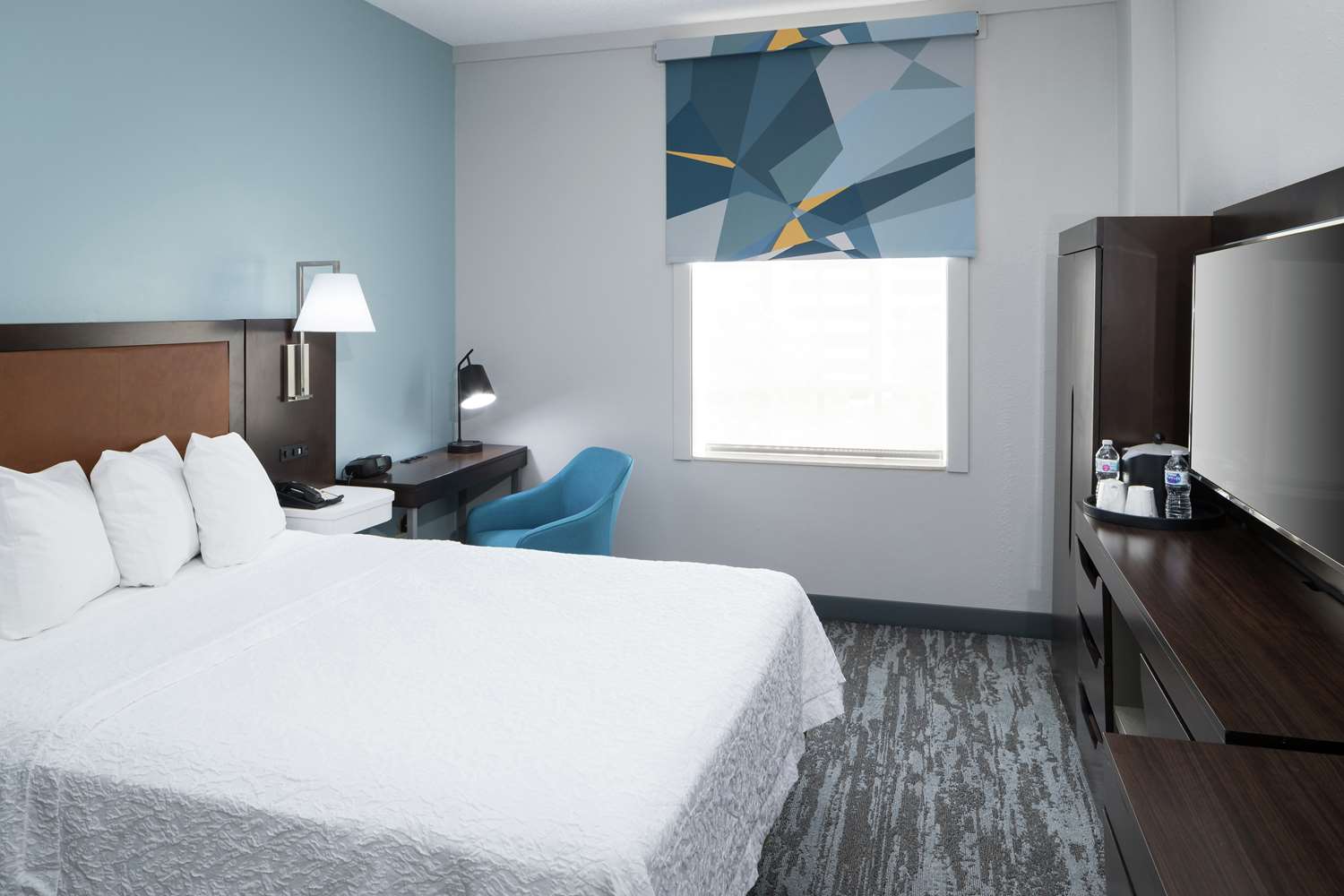 غرفة بسرير كوين