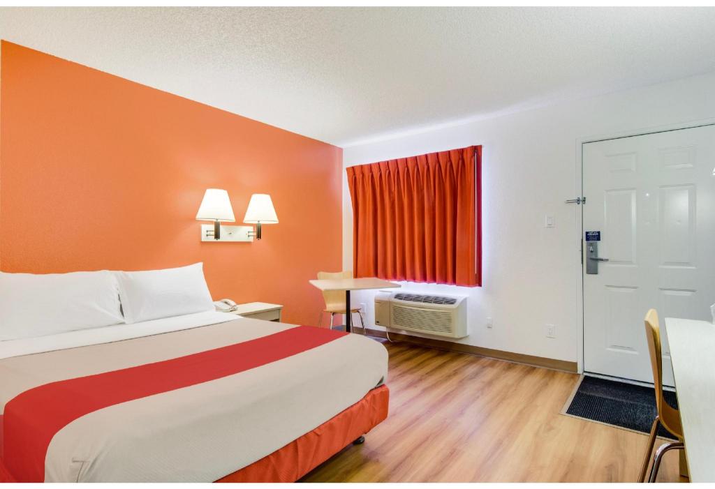 Room, Queen Bed, Smoking, Motel6 Tacoma, WA - Fife 2/10