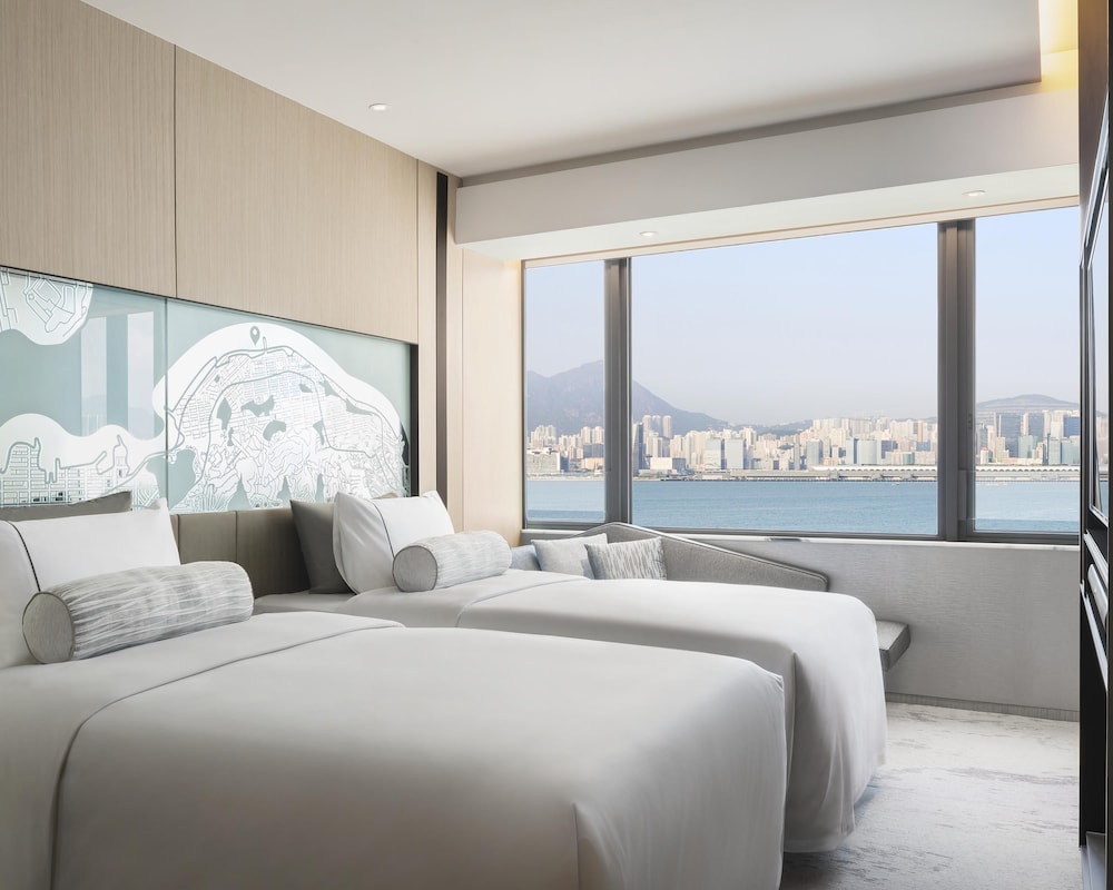 Hyatt Centric Victoria Harbour 10/70