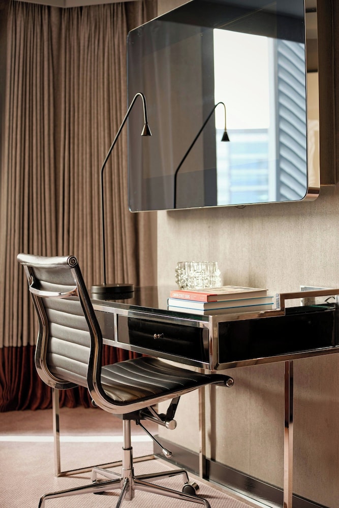 Montcalm East, Autograph Collection 39/73