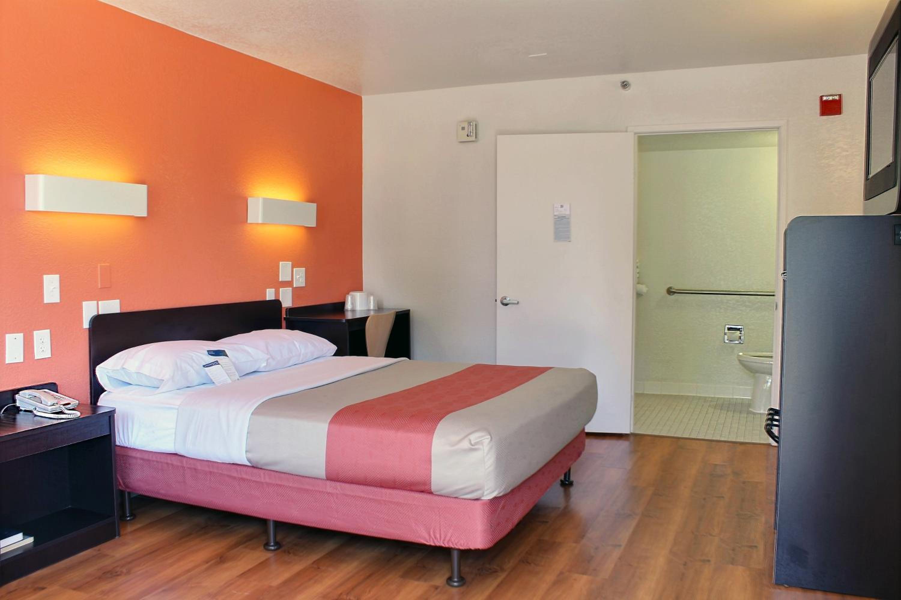 1 Queen Bed - ADA/RI Shower/Micfridge