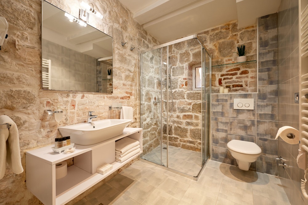 LANTERNA ROOMS 47/50