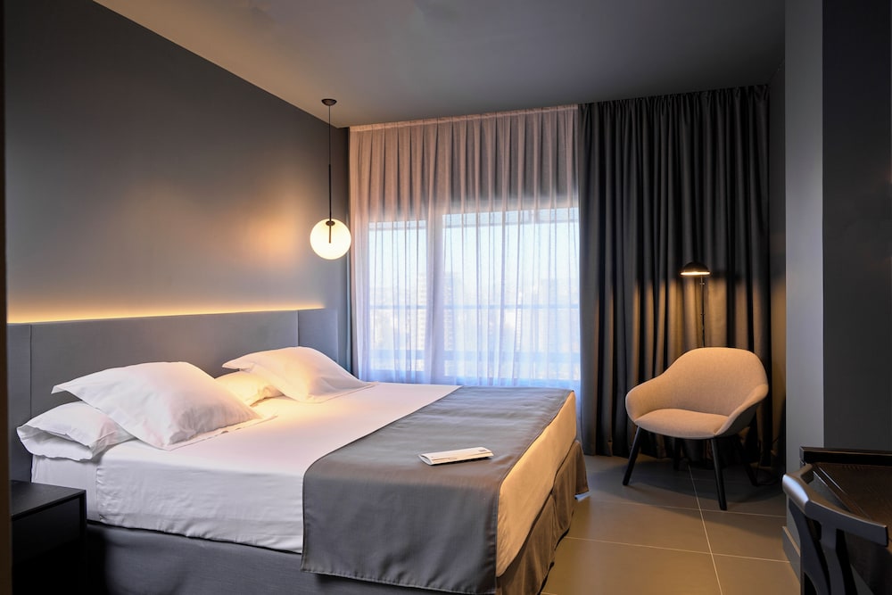 ROOM, DOUBLE OR TWIN BED