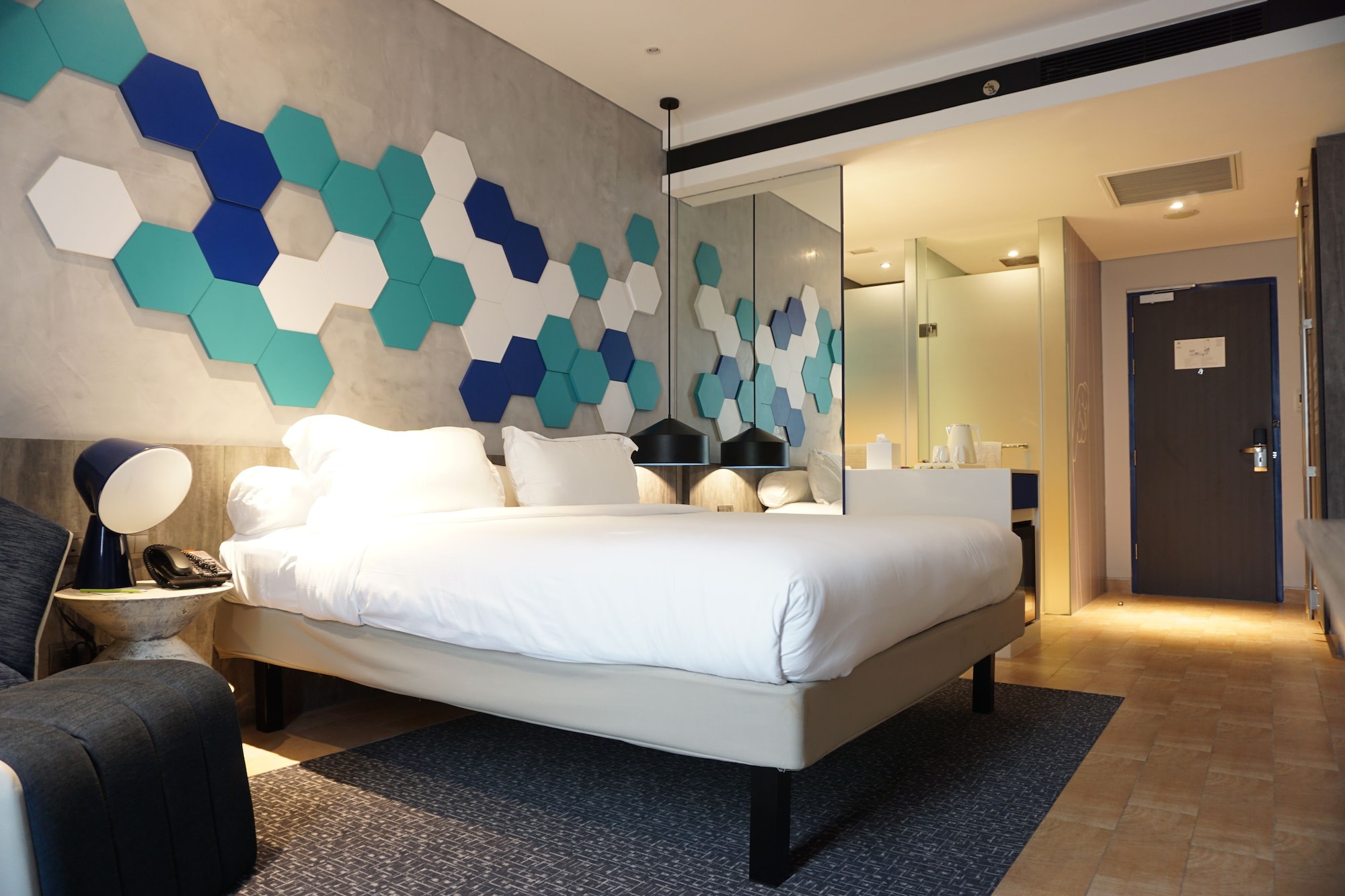 DELUXE, QUEEN BED