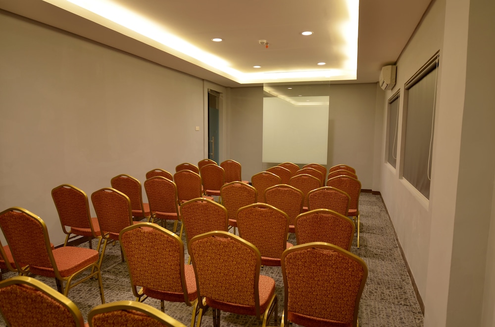 Front One Akshaya Hotel Karawang 49/61