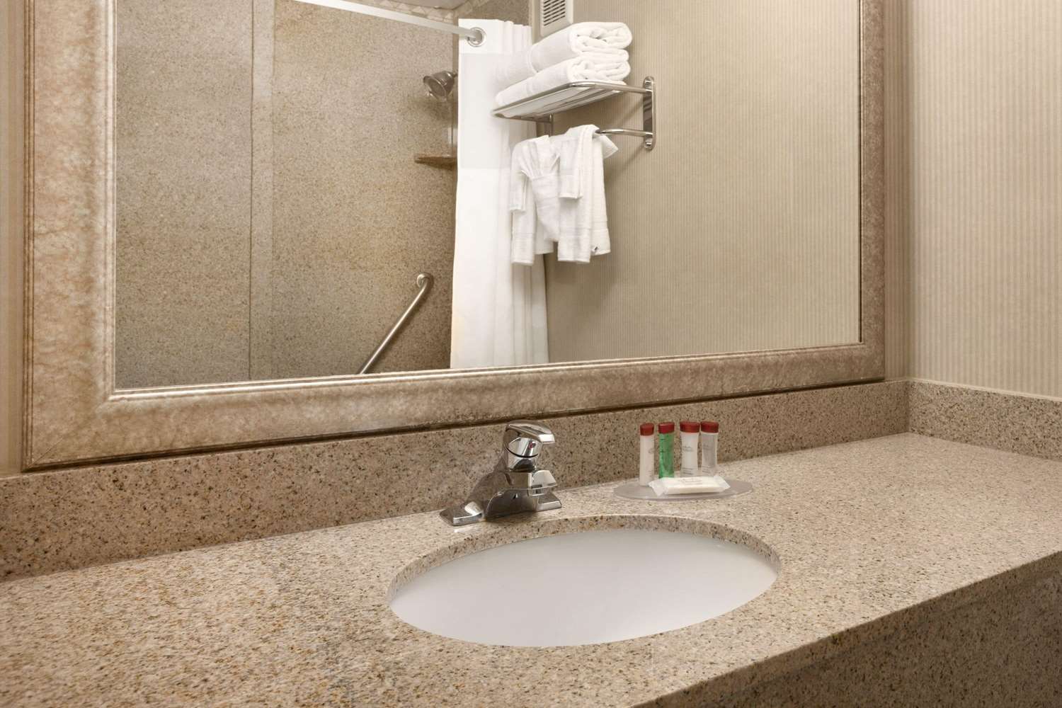 Ramada By Wyndham Newark/Wilmington 33/34