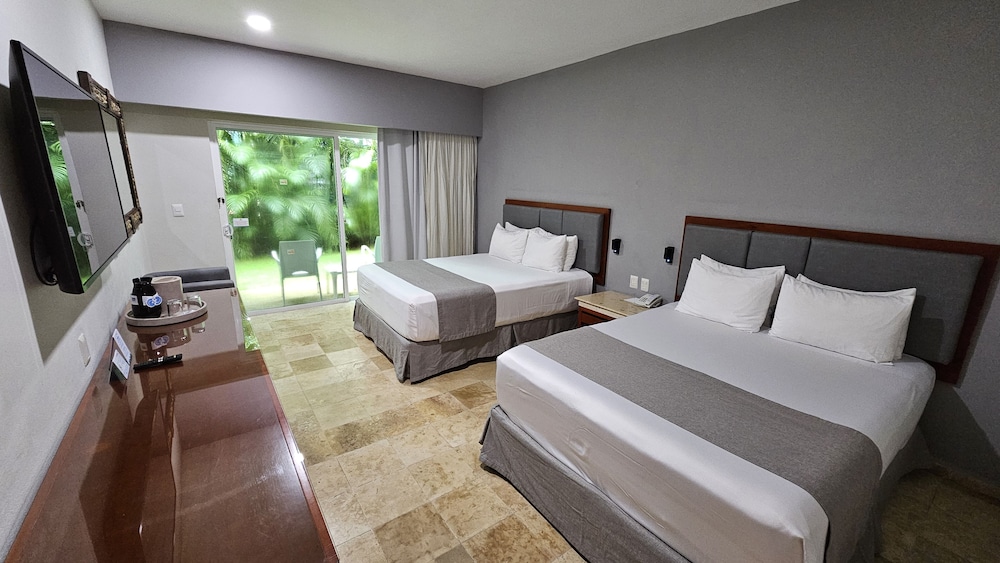 DELUXE, 2 QUEEN BEDS