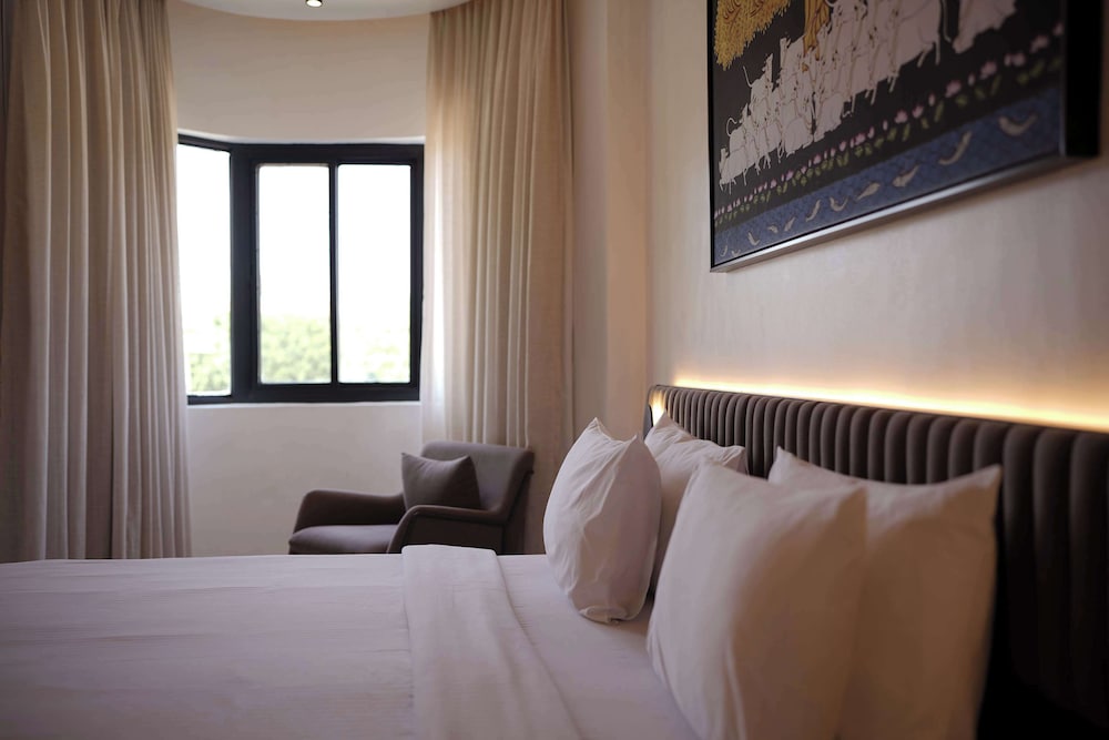 جناح بريميوم بسرير كينج مع أريكة بمنطقة جلوس، Resort Country Club, Manesar-WorldHotels Distinctive 4/5