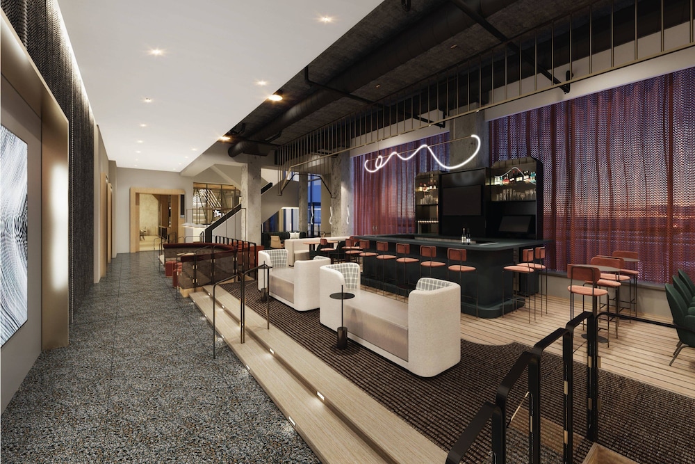 Renaissance Milwaukee West Hotel 51/57