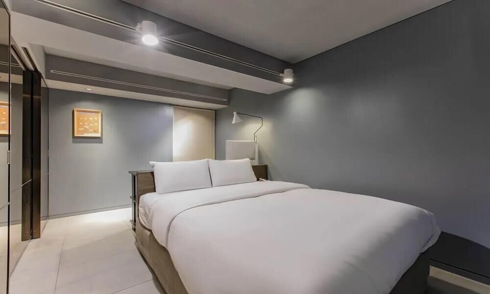 Dominique Hotel 3/77