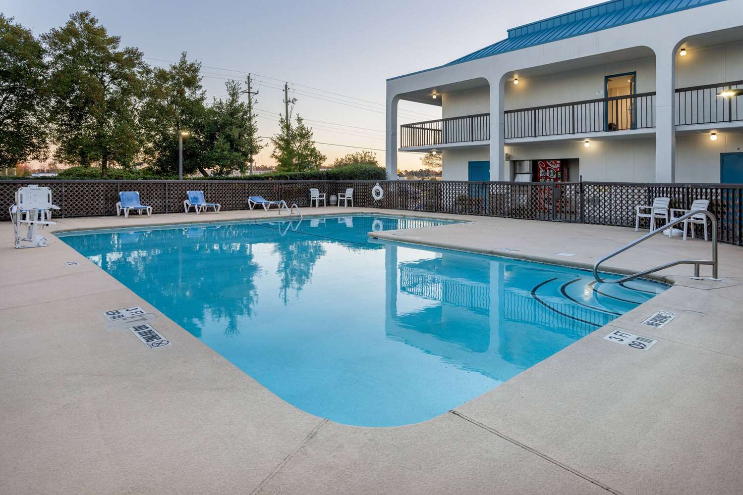Studio6 Suites Jacksonville, NC 6/34