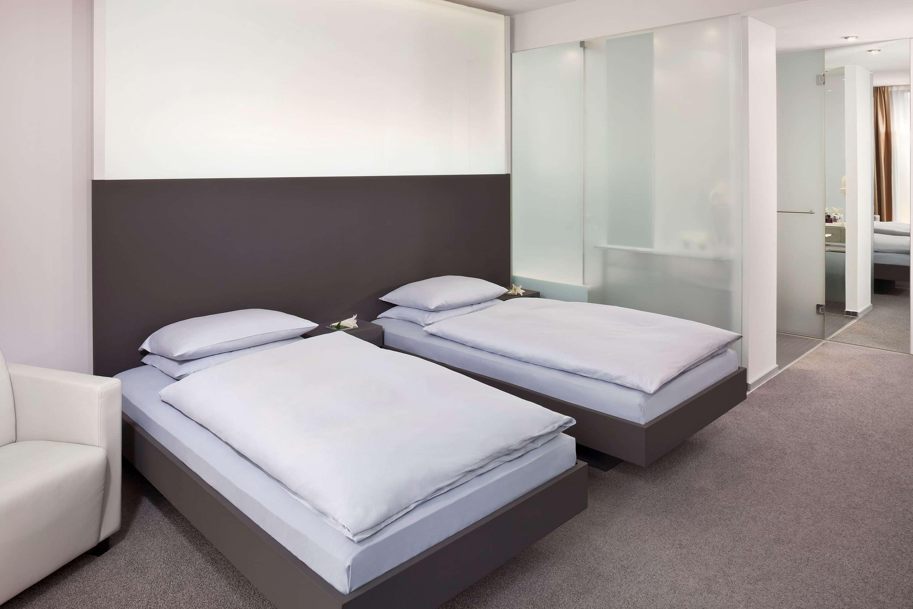 Guest Room, Twin Beds
