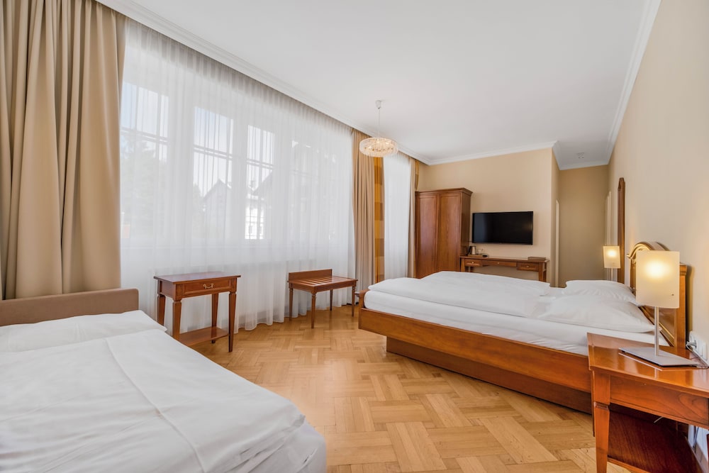 ROOM, TRIPLE